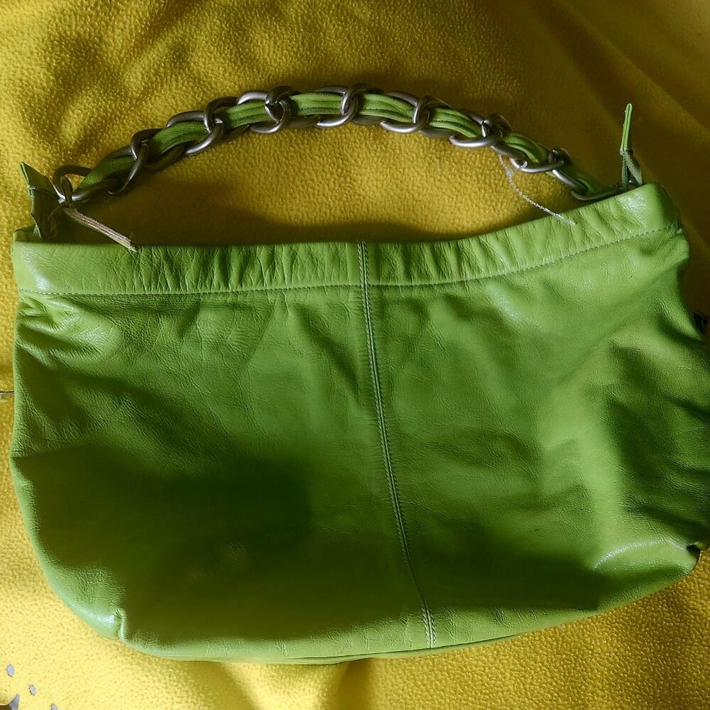 Vintage gorgeous green purse w/heavychain strap 4 inner pockets - 2 outside side
